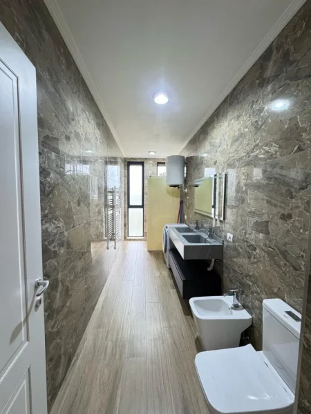 Tirane, shitet apartament 2+1+Ballkon Kati 2, 124 m² 250.000 € (Liqeni Artificial)