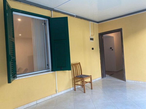 Tirane, jepet me qera shtepi 1+1+Ballkon Kati 1, 75 m² 500 € (Fusha Aviacionit Rruga Benjamin Kruta)