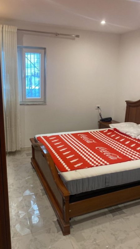 Tirane, jepet me qera shtepi 1+1+Ballkon Kati 1, 75 m² 500 € (Fusha Aviacionit Rruga Benjamin Kruta)
