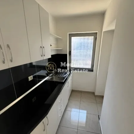 Tirane, jepet me qera ambjent biznesi Kati 1, 100 m² 800 € (Rruga Mine Peza)