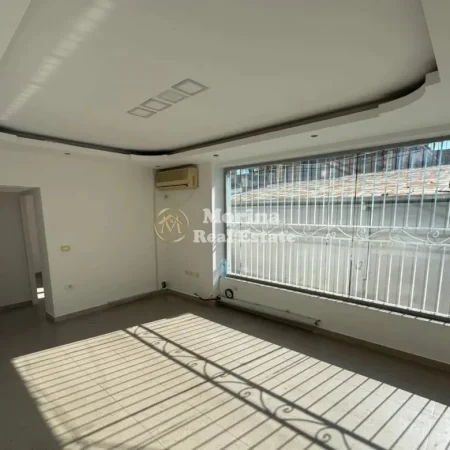 Tirane, jepet me qera ambjent biznesi Kati 1, 100 m² 800 € (Rruga Mine Peza)