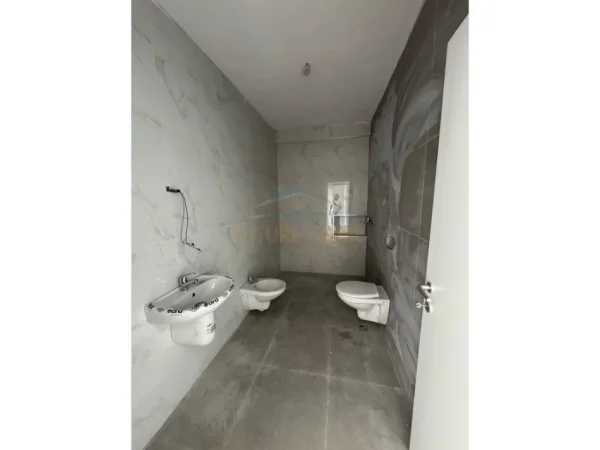 Shitet, Apartament 2+1+2, Rruga Jordan Misja, Tiranë.