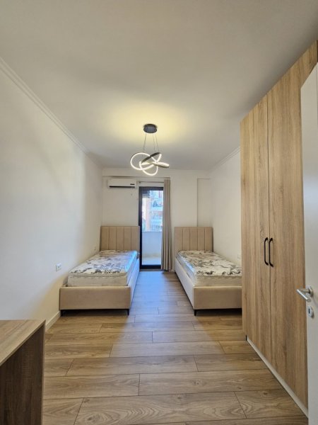 Tirane, jepet me qera apartament 2+1 Kati 2, 85 m² 800 € 