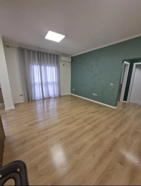 ZYRE ME QIRA KATI 4  , 800 € (SHESHI WILLSON)