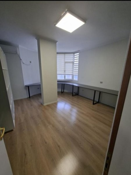 ZYRE ME QIRA , 800 € (SHESHI WILLSON)