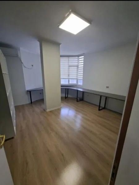 ZYRE ME QIRA KATI 4  , 800 € (SHESHI WILLSON)