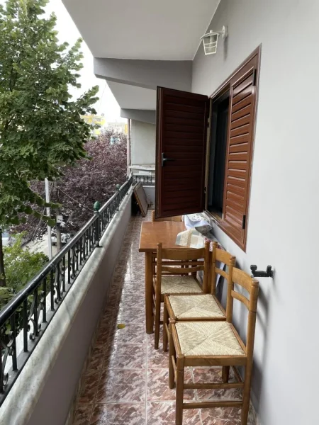 Korce, jepet me qera ditore apartament 1+1+Ballkon Kati 1,