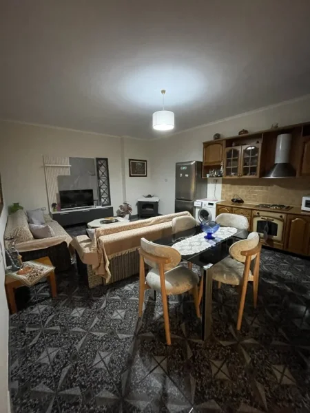 Korce, jepet me qera ditore apartament 1+1+Ballkon Kati 1,