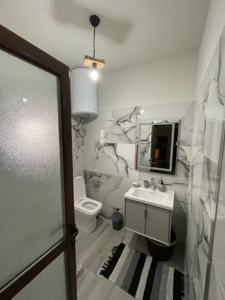 Korce, jepet me qera ditore apartament 1+1+Ballkon Kati 1,