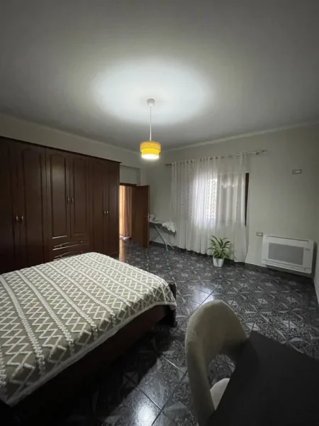 Korce, jepet me qera ditore apartament 1+1+Ballkon Kati 1,
