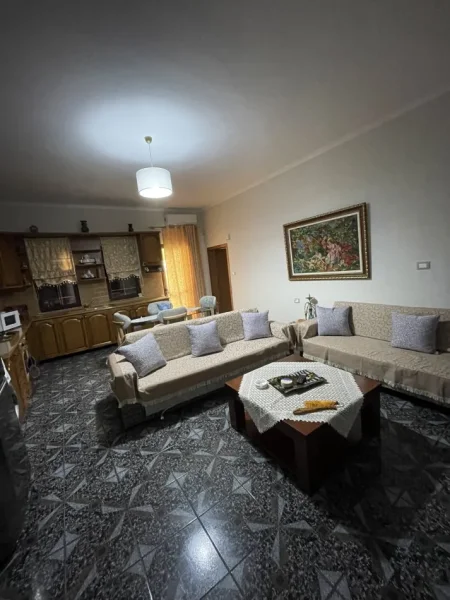 Korce, jepet me qera ditore apartament 1+1+Ballkon Kati 1,