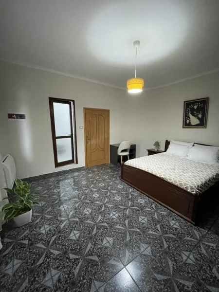 Korce, jepet me qera ditore apartament 1+1+Ballkon Kati 1,