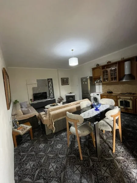 Korce, jepet me qera ditore apartament 1+1+Ballkon Kati 1,