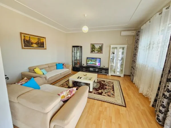 Tirane, Jepet me qira apartament 2+1+2 Ballkone tek VILAT AMERIKANE PRANË RRUGES ELBASANIT , 150 m² 530 euro kati 3
