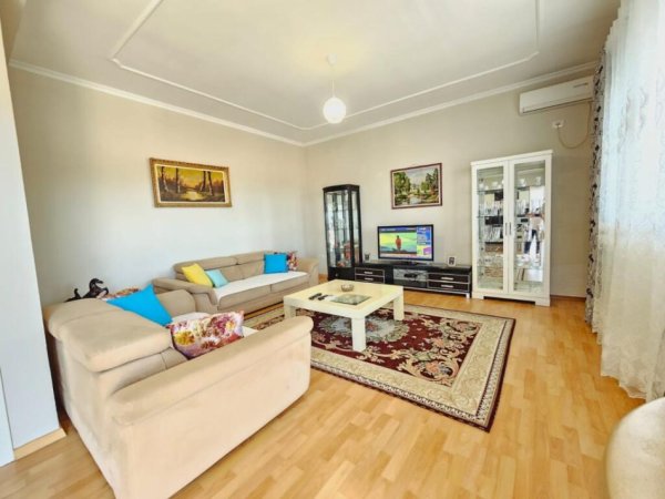 Tirane, Jepet me qira apartament 2+1+2 Ballkone tek VILAT AMERIKANE PRANË RRUGES ELBASANIT , 150 m² 530 euro kati 3
