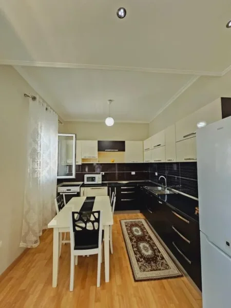 Tirane, Jepet me qira apartament 2+1+2 Ballkone tek VILAT AMERIKANE PRANË RRUGES ELBASANIT , 150 m² 530 euro kati 3