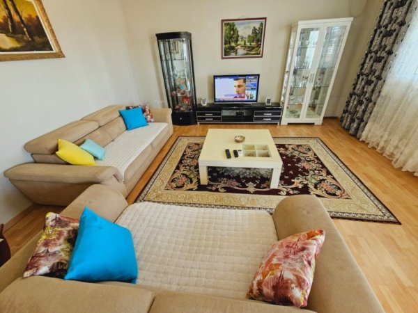 Tirane, Jepet me qira apartament 2+1+2 Ballkone tek VILAT AMERIKANE PRANË RRUGES ELBASANIT , 150 m² 530 euro kati 3