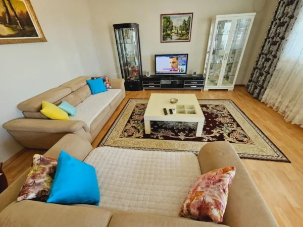 Tirane, Jepet me qira apartament 2+1+2 Ballkone tek VILAT AMERIKANE PRANË RRUGES ELBASANIT , 150 m² 530 euro kati 3