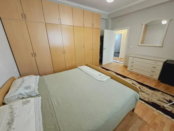Tirane, Jepet me qira apartament 2+1+2 Ballkone tek VILAT AMERIKANE PRANË RRUGES ELBASANIT , 150 m² 530 euro kati 3