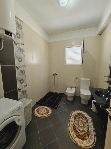 Tirane, Jepet me qira apartament 2+1+2 Ballkone tek VILAT AMERIKANE PRANË RRUGES ELBASANIT , 150 m² 530 euro kati 3