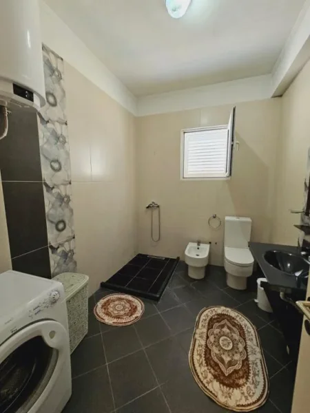 Tirane, Jepet me qira apartament 2+1+2 Ballkone tek VILAT AMERIKANE PRANË RRUGES ELBASANIT , 150 m² 530 euro kati 3