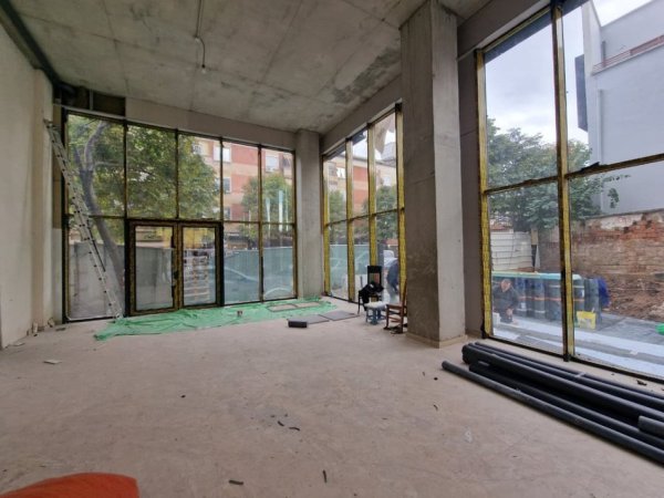 Tirane, jepet me qera ambjent biznesi Kati 0, 160 m² 6.000 € (Rr. Barrikadave)