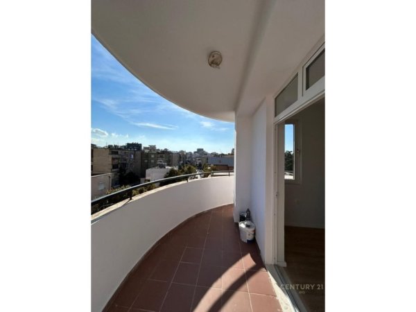 Tirane, jepet me qera zyre Kati 4, 125 m² 900 € (Rr. Fortuzi)