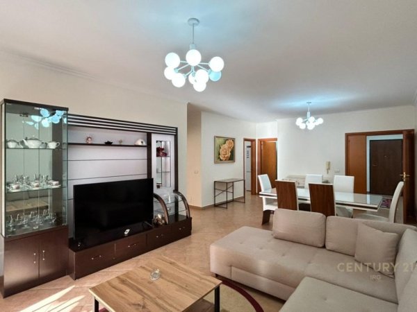 Tirane, jepet me qera apartament 2+1+Aneks+Ballkon Kati 3, 115 m² 950 € (Rr. e Kavajes)
