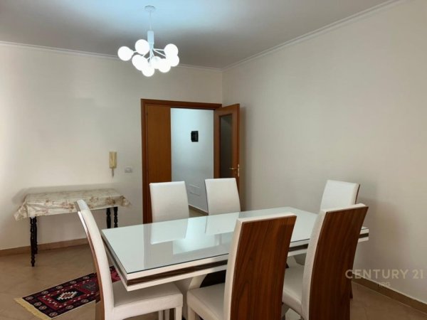 Tirane, jepet me qera apartament 2+1+Aneks+Ballkon Kati 3, 115 m² 950 € (Rr. e Kavajes)