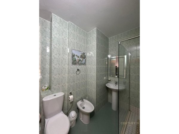 Tirane, jepet me qera apartament 2+1+Aneks+Ballkon Kati 3, 115 m² 950 € (Rr. e Kavajes)