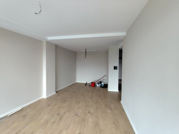 Tirane, jepet me qera zyre Kati 3, 131 m² 1.800 € (Liqeni)