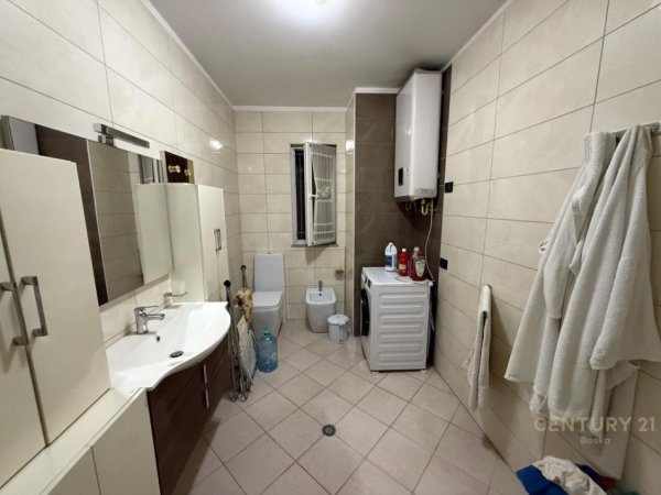 Tirane, jepet me qera apartament 2+1 Kati 3, 99 m² 600 € (Vila L)