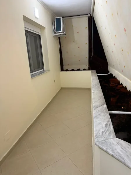 Tirane, jepet me qera apartament 1+1+Aneks+Ballkon Kati 2, 70 m² 450 € (Shkolla e policise)