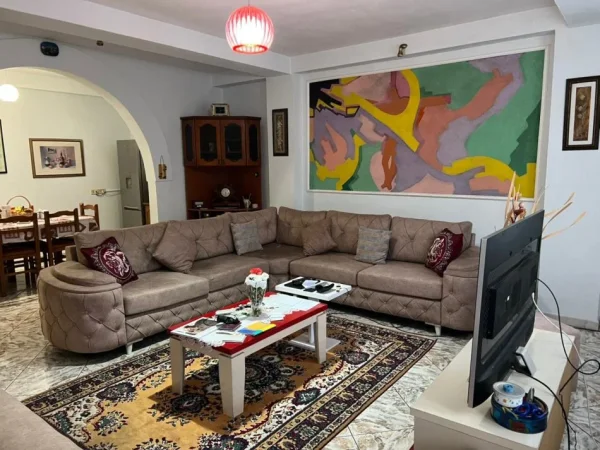 Tirane, jepet me qera apartament 2+1+Aneks+Ballkon Kati 2, 110 m² 650 € (Reshit Petrela)