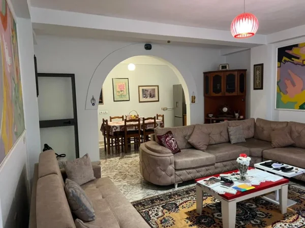 Tirane, jepet me qera apartament 2+1+Aneks+Ballkon Kati 2, 110 m² 650 € (Reshit Petrela)