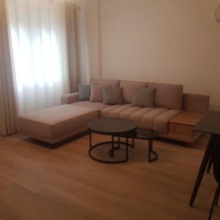 Tirane, jepet me qera apartament 2+1 Kati 2, 800 € 