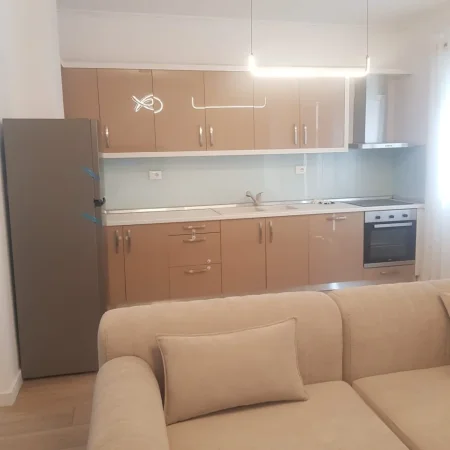 Tirane, jepet me qera apartament 1+1 Kati 2, 900 € 