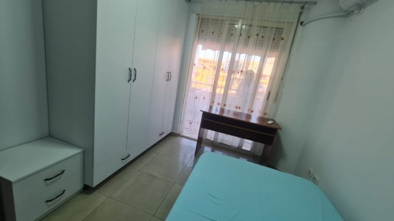 Tirane, jepet me qera apartament 3+1 Kati 4, 800 € 