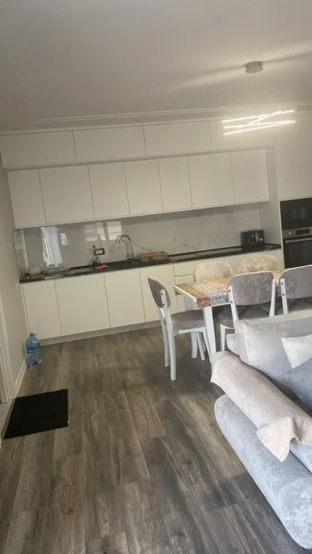 Tirane, jepet me qera apartament 2+1 Kati 2, 700 € 