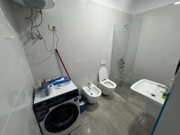 Tirane, jepet me qera apartament 1+1 Kati 2, 65 m² 650 € 
