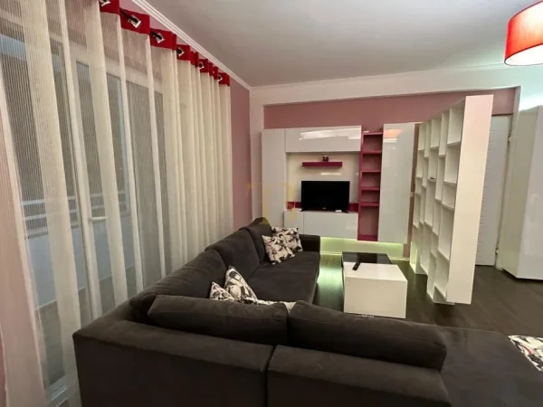 Tirane, jepet me qera apartament 1+1 Kati 1, 75 m² 650 € 