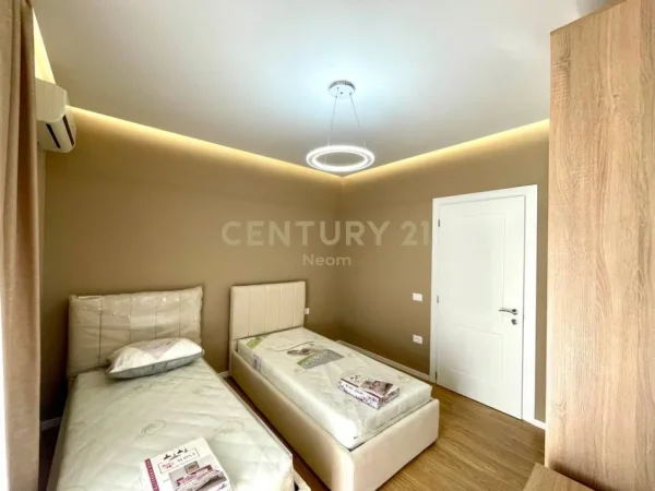 Tirane, jepet me qera apartament 2+1+Aneks+Ballkon Kati 1, 103 m² 800 € (Neom125260)