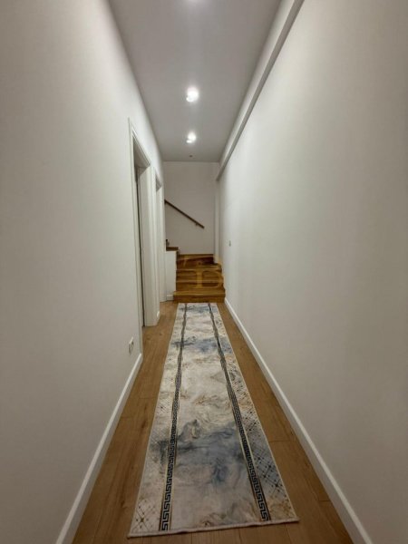 Tirane, jepet me qera apartament duplex 2+1 , 125 m² 1.500 € 