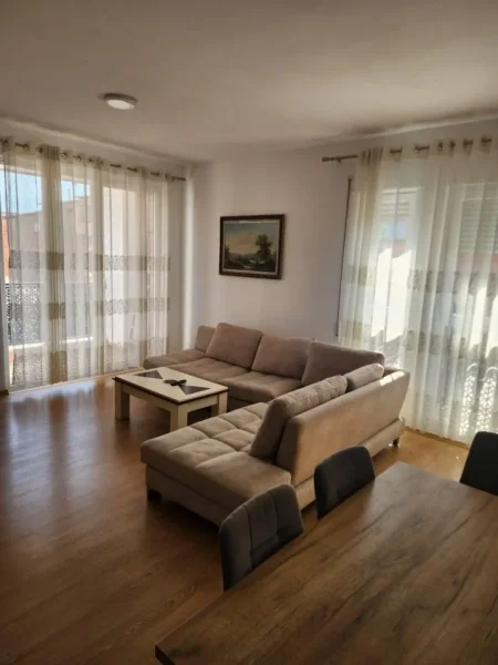Tirane, jepet me qera apartament 2+1 Kati 1, 650 € 