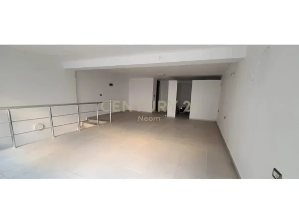 Tirane, shitet ambjent biznesi Kati 0, 50 m² 160.000 € (Neom125203)