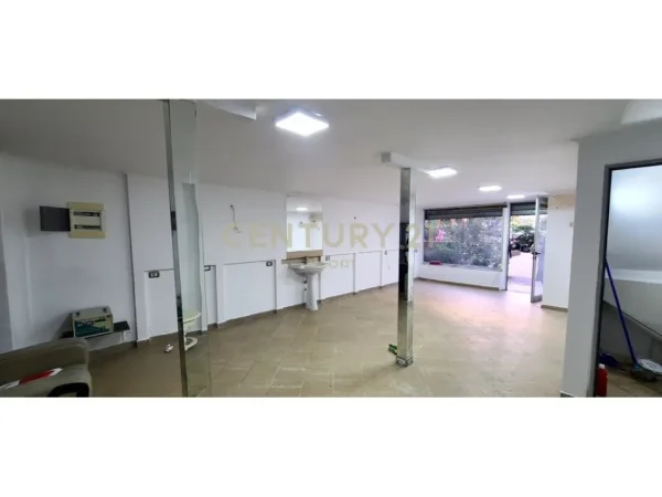 Tirane, shitet ambjent biznesi Kati 0, 50 m² 160.000 € (Neom125203)