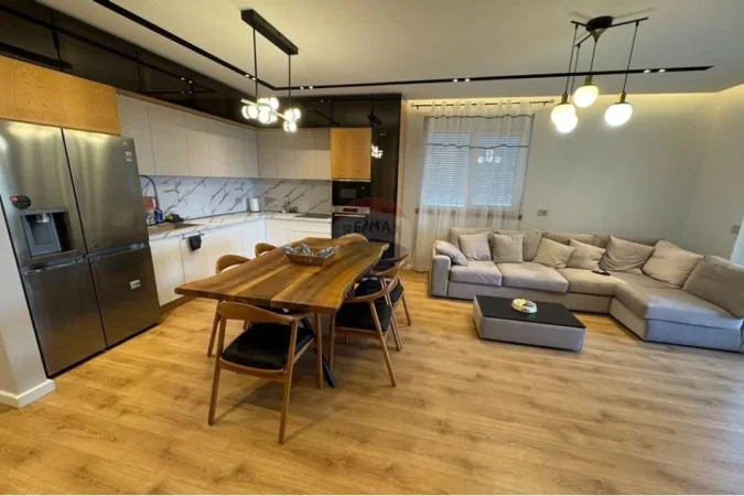 Tirane, jepet me qera apartament 3+1 , 130 m² 1.500 € (Rezidenca FZ)