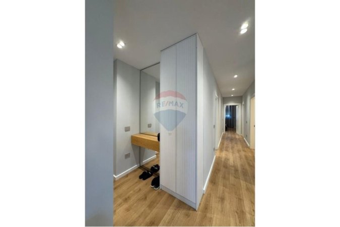 Tirane, jepet me qera apartament 3+1 , 130 m² 1.500 € (Rezidenca FZ)