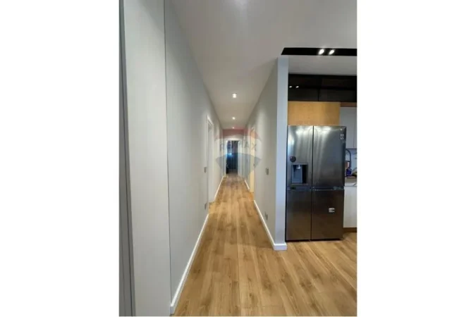 Tirane, jepet me qera apartament 3+1 , 130 m² 1.500 € (Rezidenca FZ)