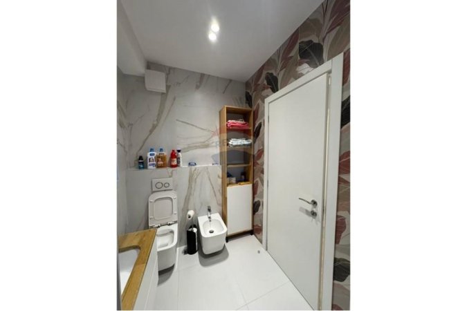 Tirane, jepet me qera apartament 3+1 , 130 m² 1.500 € (Rezidenca FZ)